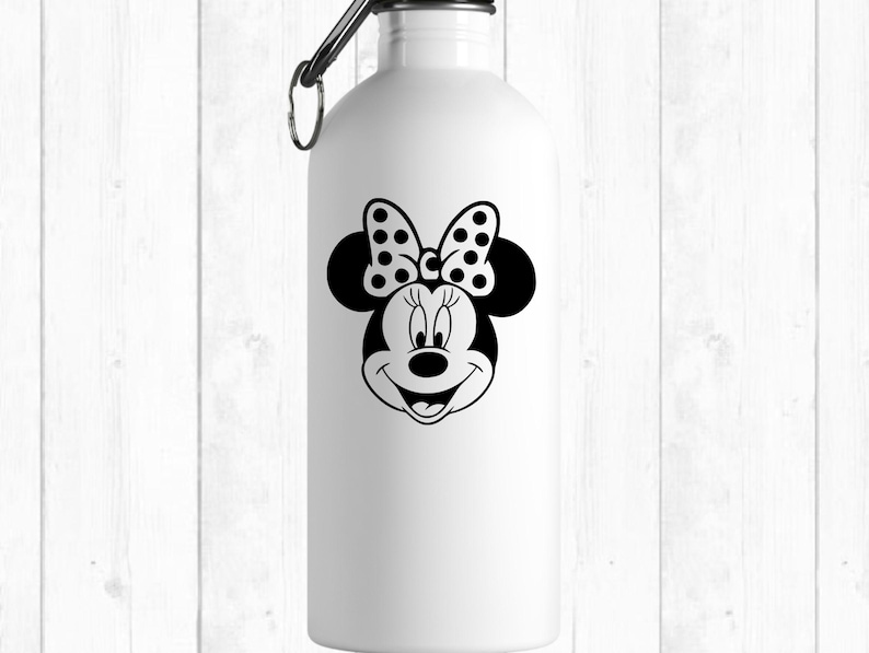 Puede incluir: Botella de agua blanca con un dise&ntilde;o de Minnie Mouse en blanco y negro. El dise&ntilde;o incluye la cara de Minnie, un lazo de lunares y una expresi&oacute;n sonriente. La botella tiene una tapa negra y un mosquet&oacute;n plateado.