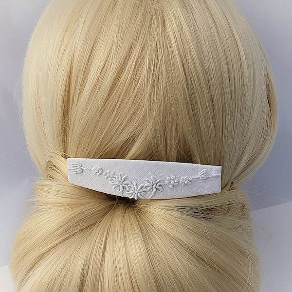 Barrette à cheveux blanche brodée. Barrette blanche avec broderie florale blanche. Accessoire à la texture subtile pour l'hiver, l'été ou un mariage.