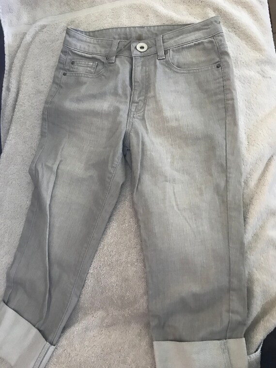 grey capri jeans