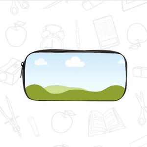 Puede incluir: Estuche negro con un dise&ntilde;o de paisaje que presenta un cielo azul, nubes blancas y colinas verdes. El estuche tiene una cremallera negra y probablemente se usa para guardar &uacute;tiles escolares.
