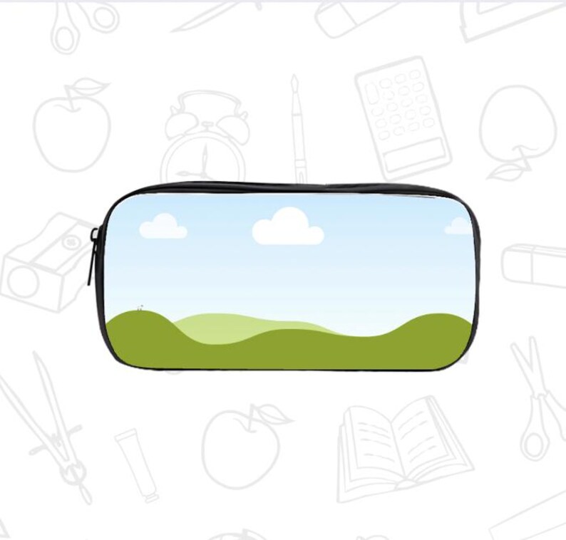 Puede incluir: Estuche negro con un dise&ntilde;o de paisaje que presenta un cielo azul, nubes blancas y colinas verdes. El estuche tiene una cremallera negra y probablemente se usa para guardar &uacute;tiles escolares.