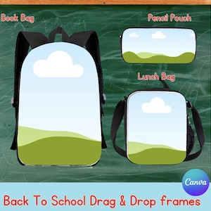 Puede incluir: Un conjunto de &uacute;tiles escolares que incluye una mochila, un estuche y una bolsa de almuerzo. Cada art&iacute;culo presenta un cielo azul con una nube blanca sobre colinas verdes. El texto "Back To School Drag & Drop frames" se muestra en la parte inferior.