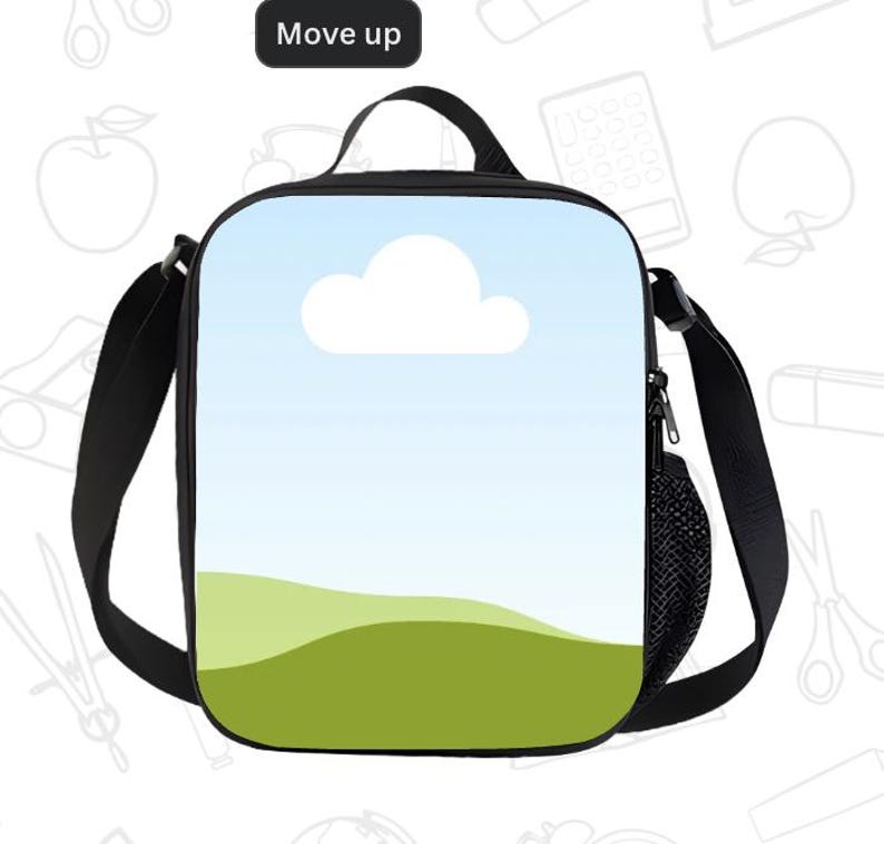 Puede incluir: Una bolsa de almuerzo negra con una correa para el hombro y un asa. La parte delantera de la bolsa presenta una escena de cielo con una nube blanca y colinas verdes. El texto "Move up" est&aacute; en un rect&aacute;ngulo negro en la parte superior.