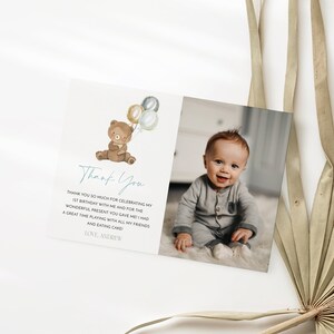 Modelo de agradecimento de primeiro aniversário de urso, primeiro aniversário de ursinho de pelúcia, cartão de agradecimento de balão azul, cartão de agradecimento de foto de primeiro aniversário de menino