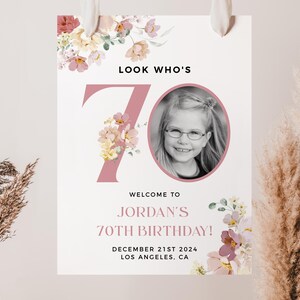 Weiblicher 70er Geburtstag Willkommensschild Vorlage, 70er Foto Willkommensschild, Blumen 70er Willkommensschild, bearbeitbares Willkommensplakat, 70er Geburtstagsfeier