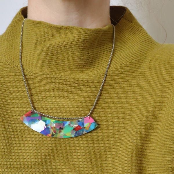 Collier Arc - Terrazzo multicolore fabriqué avec des chemises d'école en plastique recyclé