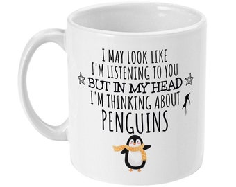 Grappige mok pinguïnliefhebber, denkend aan pinguïns
