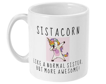 Puede incluir: Taza de cerámica blanca con un gráfico en blanco y negro de un unicornio haciendo un dab con el texto "Sistacorn like a normal sister, but more awesome!"