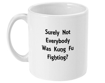 Puede incluir: Taza de cerámica blanca con texto negro que dice "Surely Not Everybody Was Kung Fu Fighting?"