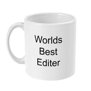 Peut inclure: Une tasse en céramique blanche avec du texte noir qui dit "Worlds Best Editer".