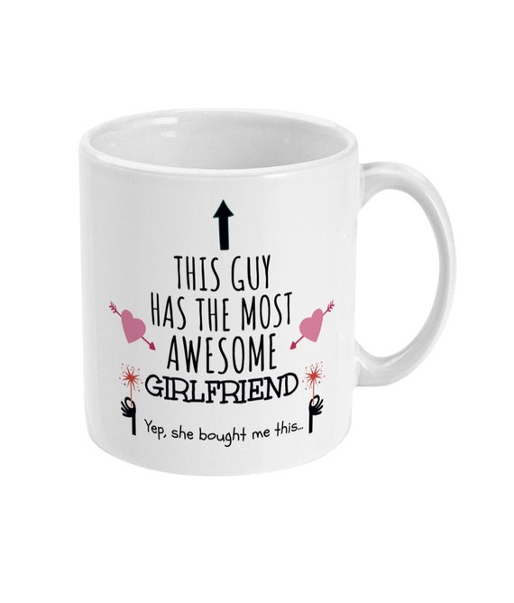Stuff4 Tazza di San Valentino per fidanzato, tazza per anniversario per lui, con scritta in lingua inglese This Guy Has The Best Girlfriend, 325 ml, in ceramica, lavabile in lavastoviglie, regalo per