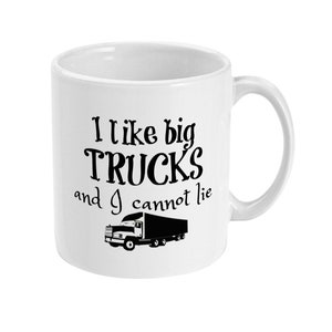 K&ouml;nnte beinhalten: Wei&szlig;e Keramik-Kaffeetasse mit einer schwarzen Grafik, auf der "Ich mag gro&szlig;e Lastwagen und ich kann nicht l&uuml;gen" steht, mit einer schwarzen Silhouette eines Sattelzuges.