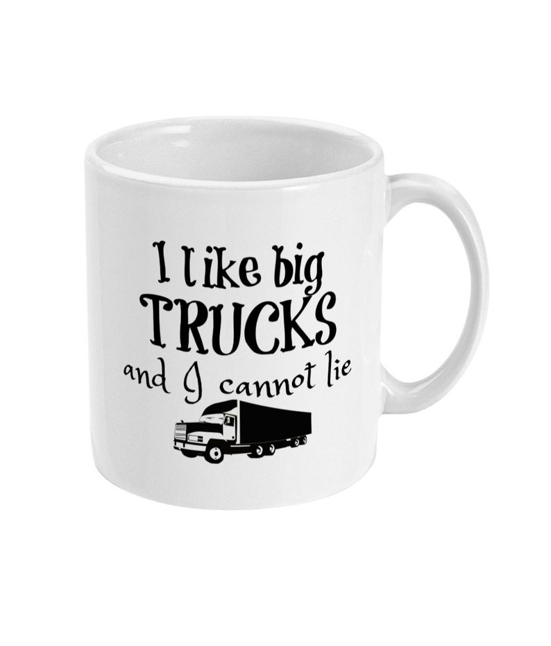 K&ouml;nnte beinhalten: Wei&szlig;e Keramik-Kaffeetasse mit einer schwarzen Grafik, auf der "Ich mag gro&szlig;e Lastwagen und ich kann nicht l&uuml;gen" steht, mit einer schwarzen Silhouette eines Sattelzuges.
