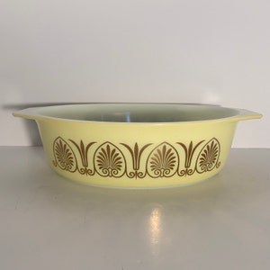 Vintage Pyrex Golden Classic / 045 2 1/2 Quart Casserole Dish / Yellow and Gold / Mid Century Modern Baking  Dish / Kitchenware