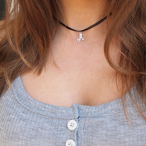 Collar de cordón con inicial de plata, Gargantilla con inicial de acero inoxidable, Collar con letra personalizada, Gargantilla de cordón negro, Regalo de cumpleaños para novia