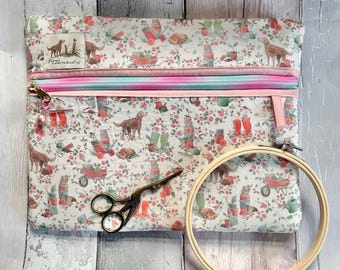 Quilted Project bag Ideal for Cross Stitch / Embroidery. Acufactum fabric 11' x 13" Handmade.