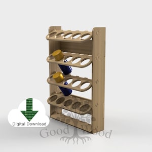 Könnte beinhalten: Ein Holzregal mit mehreren runden Aussparungen, die für die Aufbewahrung von zylindrischen Gegenständen konzipiert sind. Das Regal ist aus hellbraunem Holz gefertigt und hat vier Regalböden. Auf den Regalböden befinden sich zwei blaue und goldene zylindrische Gegenstände. Der Text "Digitaler Download" befindet sich am unteren Rand des Bildes.
