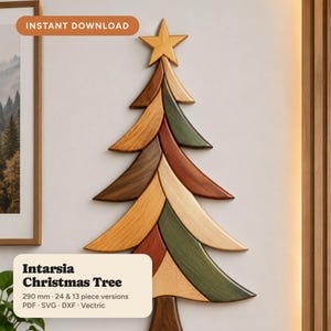 Puede incluir: Un árbol de Navidad de marquetería para pared con una estrella en la punta y segmentos de madera superpuestos en tonos verdes, marrones y madera natural. El texto dice INSTANT DOWNLOAD, Intarsia Christmas Tree, 290 mm, 24 & 13 piece versions, PDF, SVG, DXF, Vectric.