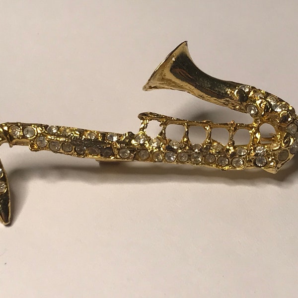 Broche Saxophone En Acier Doré - Bijou Fantaisie Avec Strass Multicolores, Dimensions 5.5 X 3 Cm, Idée Cadeau Originale