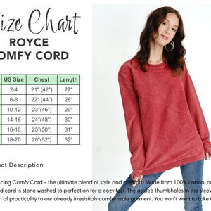 Puede incluir: Una sudadera roja de pana con cuello redondo y mangas largas. La imagen incluye una tabla de tallas con medidas de pecho que van de 42 cm a 52 cm y largos de 68 cm a 81 cm. El texto de la imagen dice "ROYCE COMFY CORD".