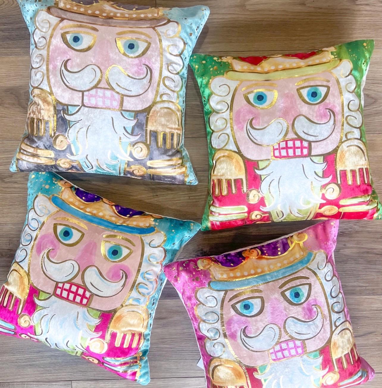 Christopher Radko くるみ割り人形 クッション ニードルポイント クラッシュベルベット ピンクゴールド箔 くるみ割り人形枕 || くるみ