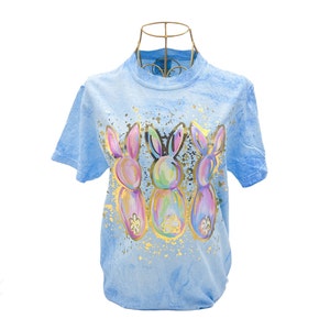 T-shirt bleu feuille d&#39;or avec des lapins éclaboussés || Chemise lapins de Pâques - 1168