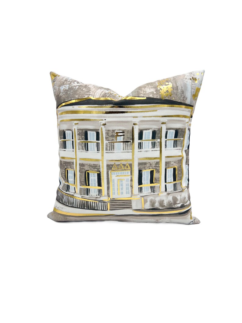 Cuscino con laminetta dorata Tri Delta Sorority House // Cuscino Tri Delta House // Mississippi State - 265 immagine 1