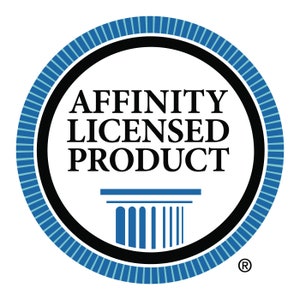 Op de afbeelding: Een blauwe en zwarte cirkel met de tekst "AFFINITY LICENSED PRODUCT" en een gestileerde afbeelding van een pilaar met een horizontale lijn erboven. De cirkel heeft een geregistreerd handelsmerk in de rechterbenedenhoek.