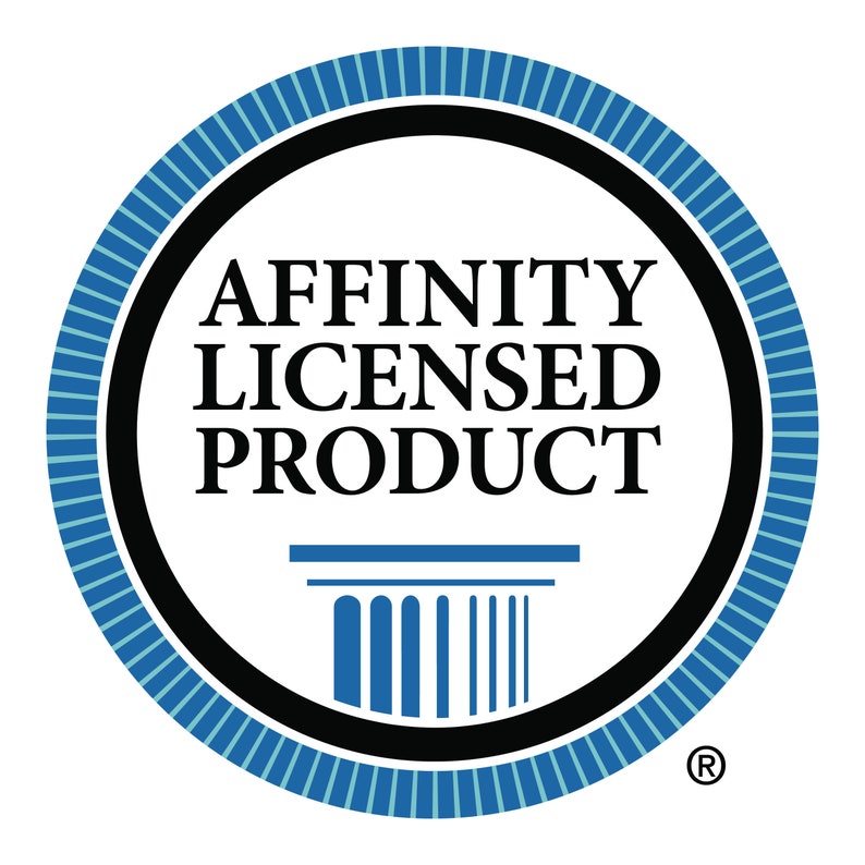 Op de afbeelding: Een blauwe en zwarte cirkel met de tekst "AFFINITY LICENSED PRODUCT" en een gestileerde afbeelding van een pilaar met een horizontale lijn erboven. De cirkel heeft een geregistreerd handelsmerk in de rechterbenedenhoek.