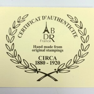 以下が含まれることがあります： クリーム色の証明書で、黒い文字と月桂樹のデザインが施されています。「CERTIFICAT D'AUTHENTICITE」と「AB DR France」の文字があります。「Hand made from original stampings」と「CIRCA 1880-1920」も記載されています。