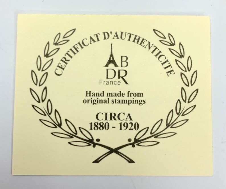 以下が含まれることがあります： クリーム色の証明書で、黒い文字と月桂樹のデザインが施されています。「CERTIFICAT D'AUTHENTICITE」と「AB DR France」の文字があります。「Hand made from original stampings」と「CIRCA 1880-1920」も記載されています。