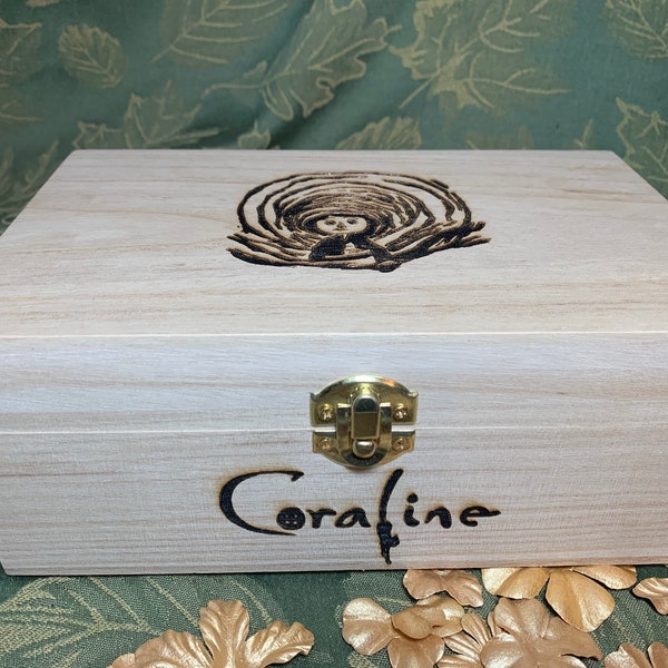 Coraline gravierte Holzbox