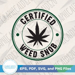 以下が含まれることがあります： 緑色の縁取りと太字の「CERTIFIED WEED SNOB」という文字が入った円形のグラフィック。中央には黒い大麻の葉があります。グラフィックには「EPS、PDF、SVG、およびPNGファイル」というテキストも含まれています。
