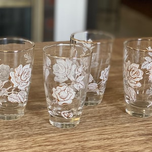 ensemble de verres à boire à bords dorés à motifs roses vintage