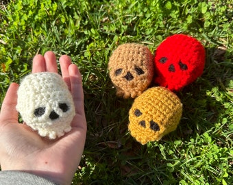 Crânes amigurumi colorés faits à la main (fabriqués sur commande)