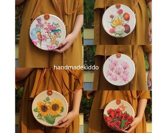 VENDITA Bali Round Rattan Bag, Flower Summer Crossbody Bag, Boho Boho Bag, Women Handmade Woven Straw Bag (Colore bianco w / Flower Decoupage)