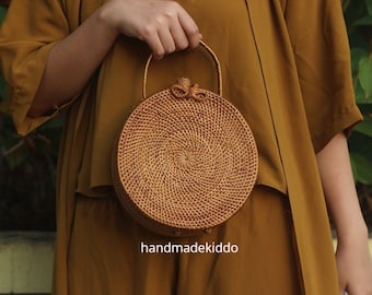 VENTA Bali Round Hand Bag Rattan Bag, Ata Grass Crossbody Bag, Boho Boho Bag, Women Handmade Straw Bag (Color Natural w / Ribbon Closure)