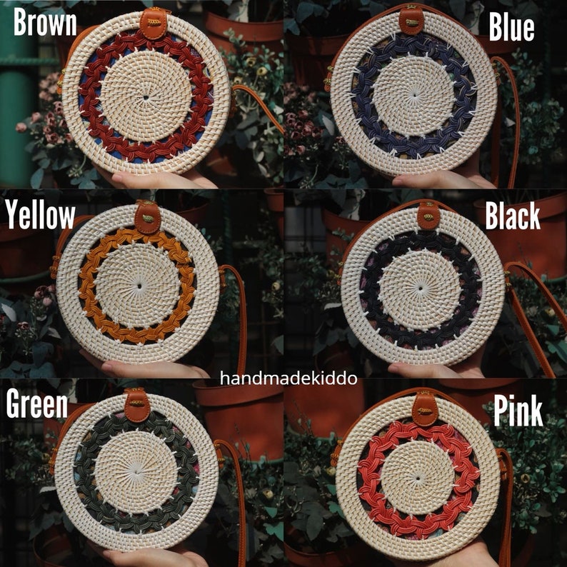 Puede incluir: Seis bolsos redondos de rat&aacute;n en marr&oacute;n, azul, amarillo, negro, verde y rosa. Cada bolso presenta un dise&ntilde;o tejido, una correa de cuero y un interior decorativo. Con el texto handmadekiddo.