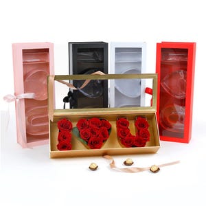 Caja de flores de lujo con diseño "Te amo": elegante empaque para rosas, bombones y ocasiones especiales.