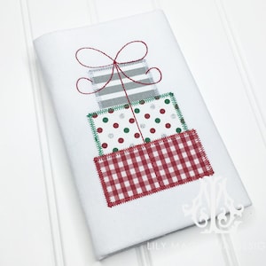 Stack of presents appliqué, presents appliqué design, christmas applique, presents zig zag applique