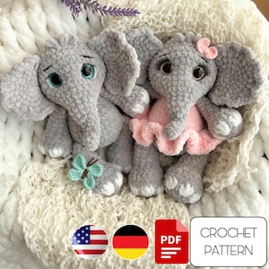 Puede incluir: Patrón de crochet para dos juguetes de amigurumi de elefante de peluche gris. Un elefante lleva un tutú rosa y el otro tiene una mariposa azul en su trompa. El patrón está disponible en inglés y alemán.
