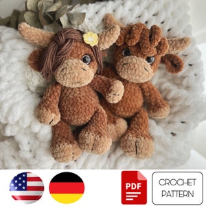 Może przedstawiać: Wzór na szydełku PDF do wykonania dwóch brązowych pluszaków amigurumi w kształcie szkockiej krowy. Wzór dostępny jest w języku angielskim i niemieckim.
