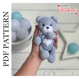 Modello giocattolo di San Valentino con orso all'uncinetto, piccolo orsetto di peluche amigurumi, animali imbalsamati