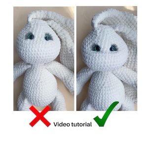 Könnte beinhalten: Zwei weiße gehäkelte Hasen-Plüschtiere mit grünen Augen. Der Hase links hat seine Augen falsch angenäht, während der Hase rechts seine Augen richtig angenäht hat. Das Bild enthält den Text "Video-Tutorial".