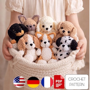 Op de afbeelding: Een verzameling handgemaakte gehaakte hondenspeeltjes in verschillende rassen, waaronder een zwarte teckel, een beige poedel en een dalmatiër. De honden worden in een crèmekleurige mand gehouden. De afbeelding bevat een "CROCHET PATTERN" grafiek.