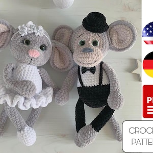 Puede incluir: Patrón de crochet para un ratón gris y blanco con un vestido blanco y un mono gris y negro con una pajarita negra y tirantes. El patrón está disponible en formato PDF.