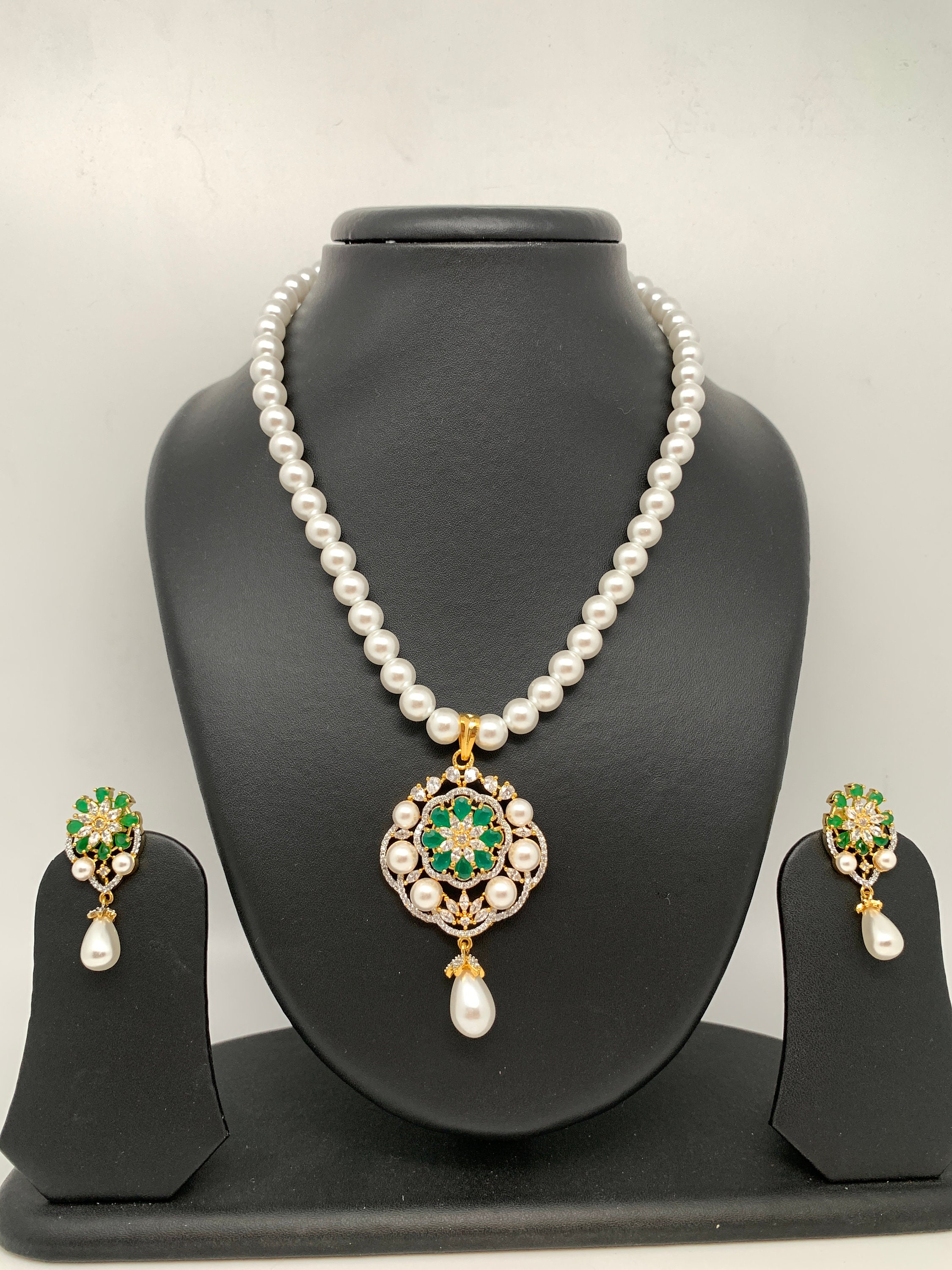 ネックレス・ペンダント Handmade green pearl necklace Pearl Necklace, Green Stone AD Floral Pendent With Shell Pearls - Etsy