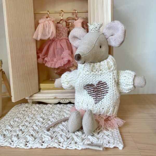 Knitted wooly jumper with heart on the front for small toy or doll clothes 1/12 1:12 scale