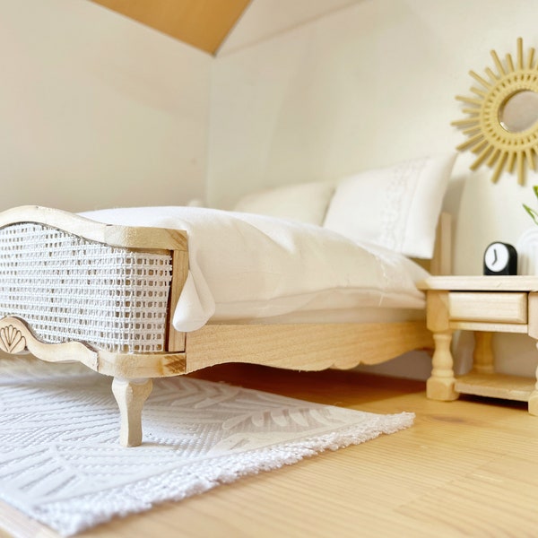Modernes Puppenhaus-Doppelbett mit Rattanrohr im Boho-Stil am Bettende – Puppenhaus im Maßstab 1:12 1/12