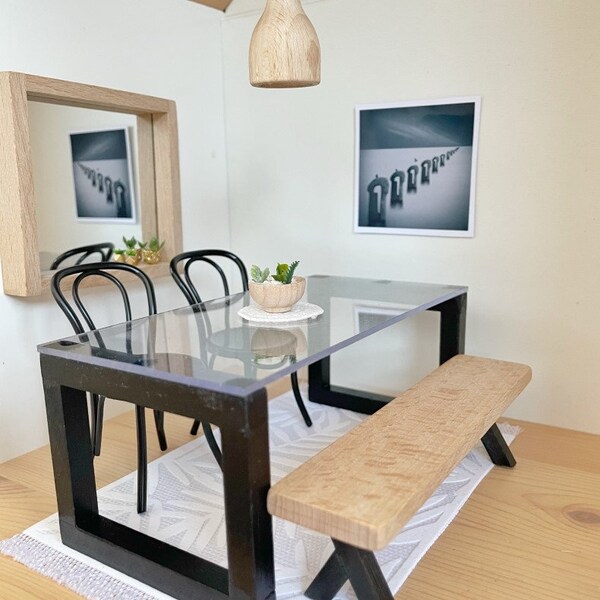 Table à manger effet verre à l'échelle 1/12 avec pieds carrés pour maison de poupée moderne 1:12